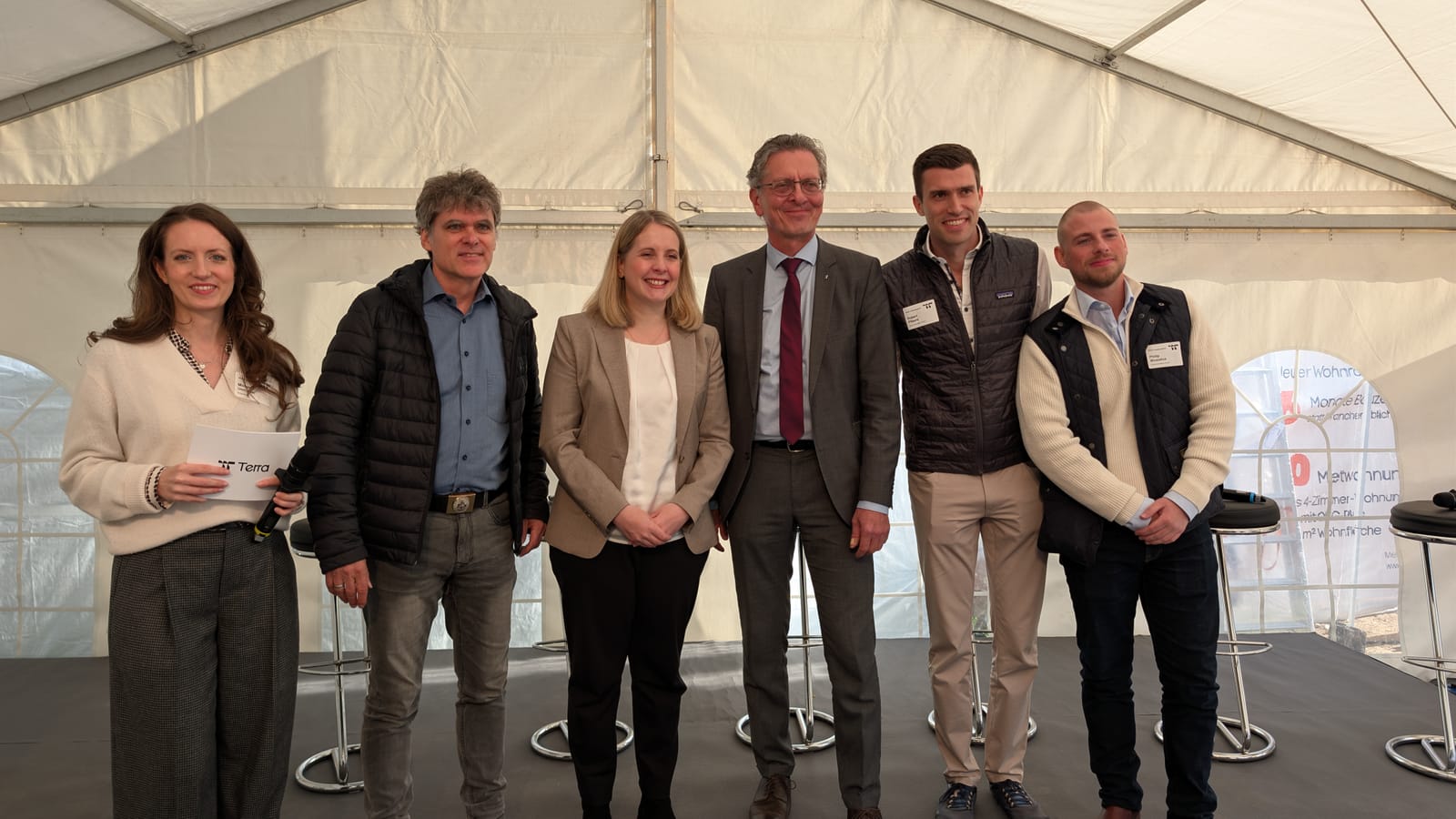 Gruppenfoto der Podiumsgäste im Zelt