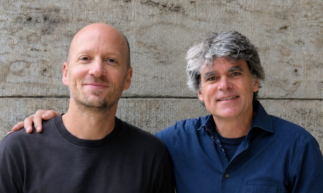 Gregor Loukidis (links) und Ronald Meyer vor einer Natursteinwand